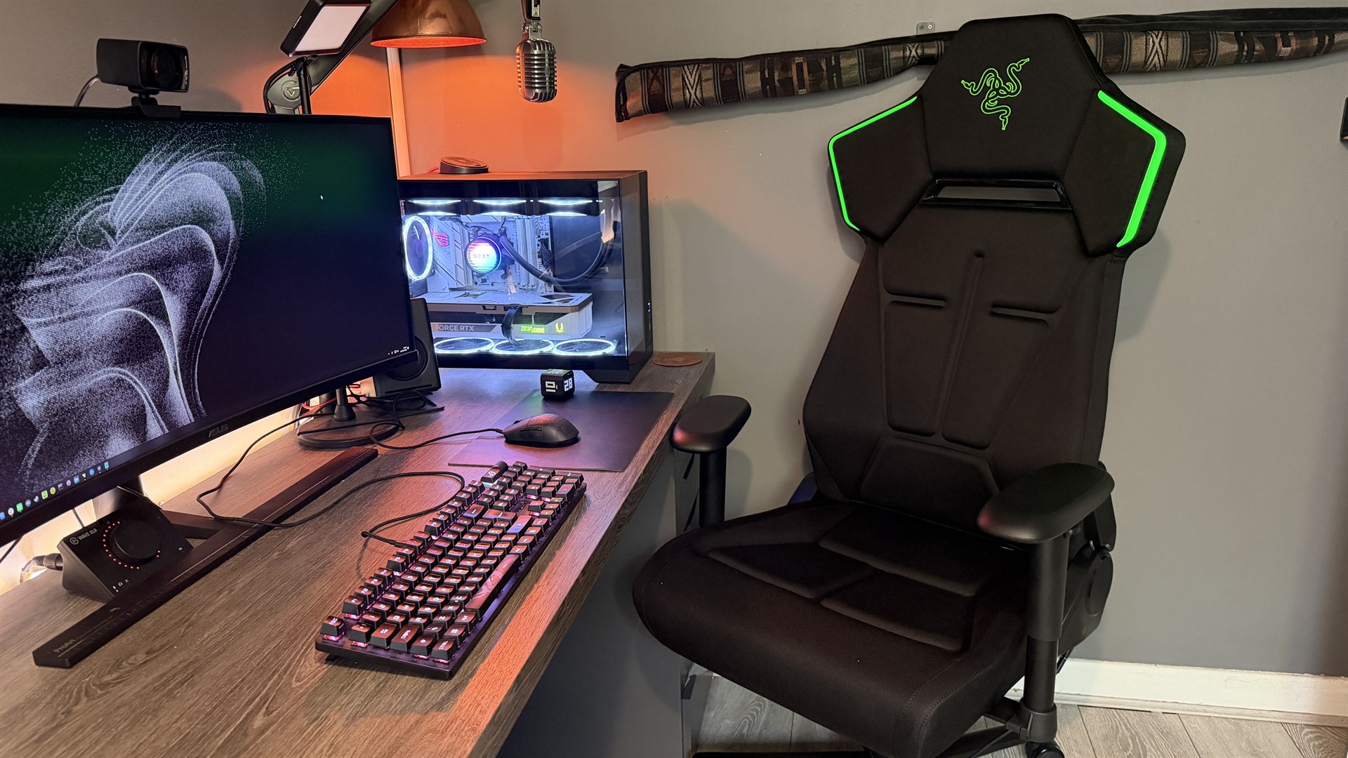 كرسي الألعاب Razer Soma Chroma موضوع أمام مكتب.
