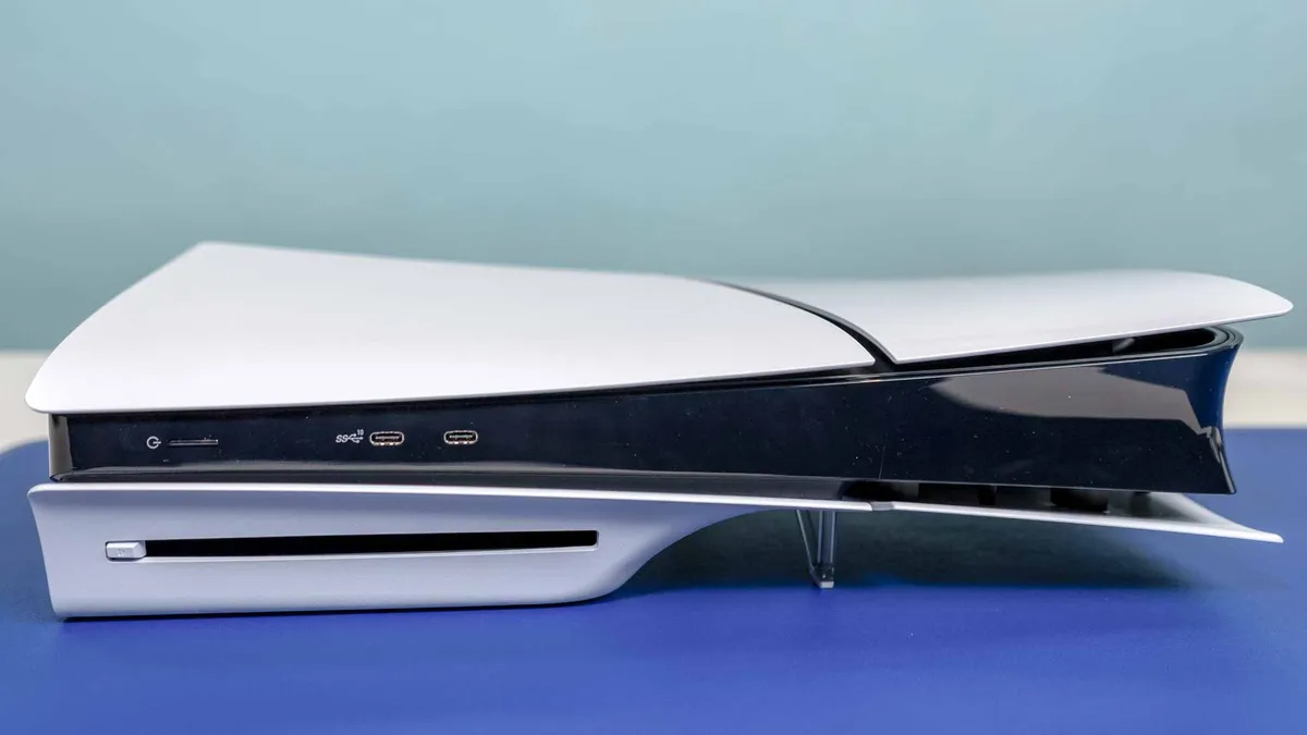جهاز PS5 Slim موضوع أفقيًا على طاولة