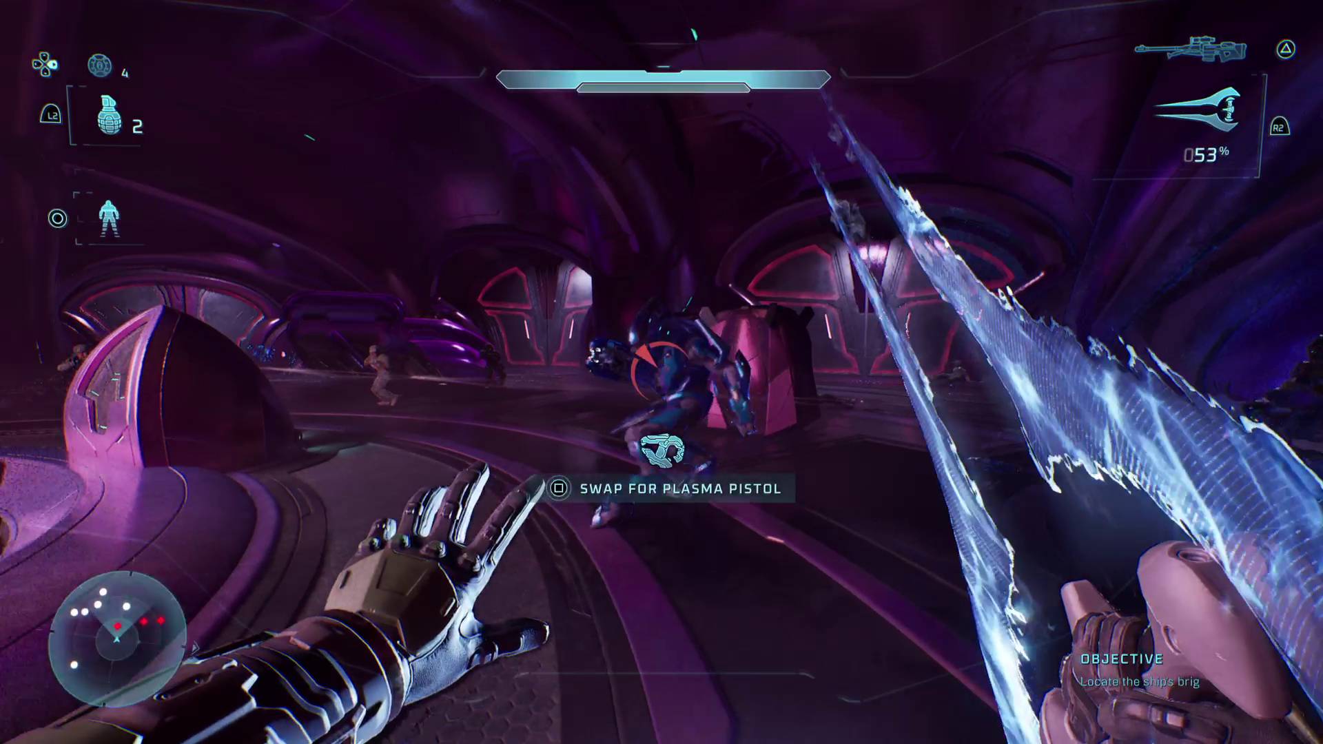 لاعب في Halo: Campaign Evolved يحمل سيف الطاقة على متن سفينة Truth and Reconciliation ويستعد للهجوم على Elite