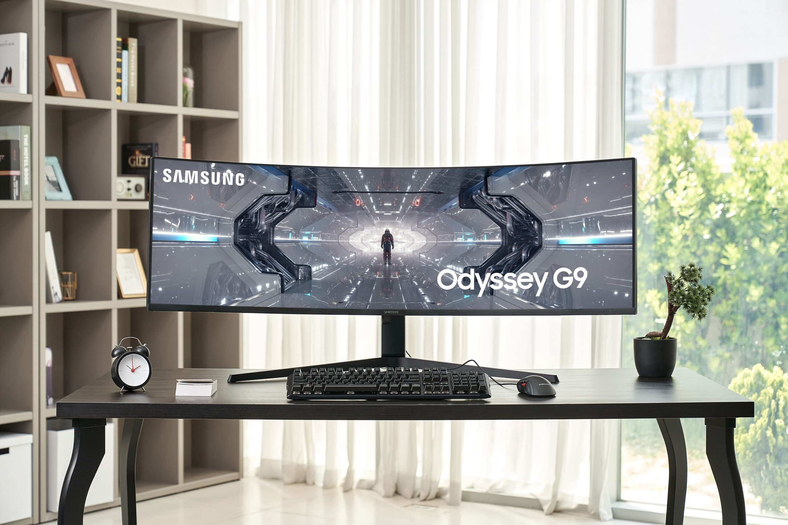 منظر أمامي لشاشة الألعاب الجديدة QLED Odyssey من Samsung على المكتب.