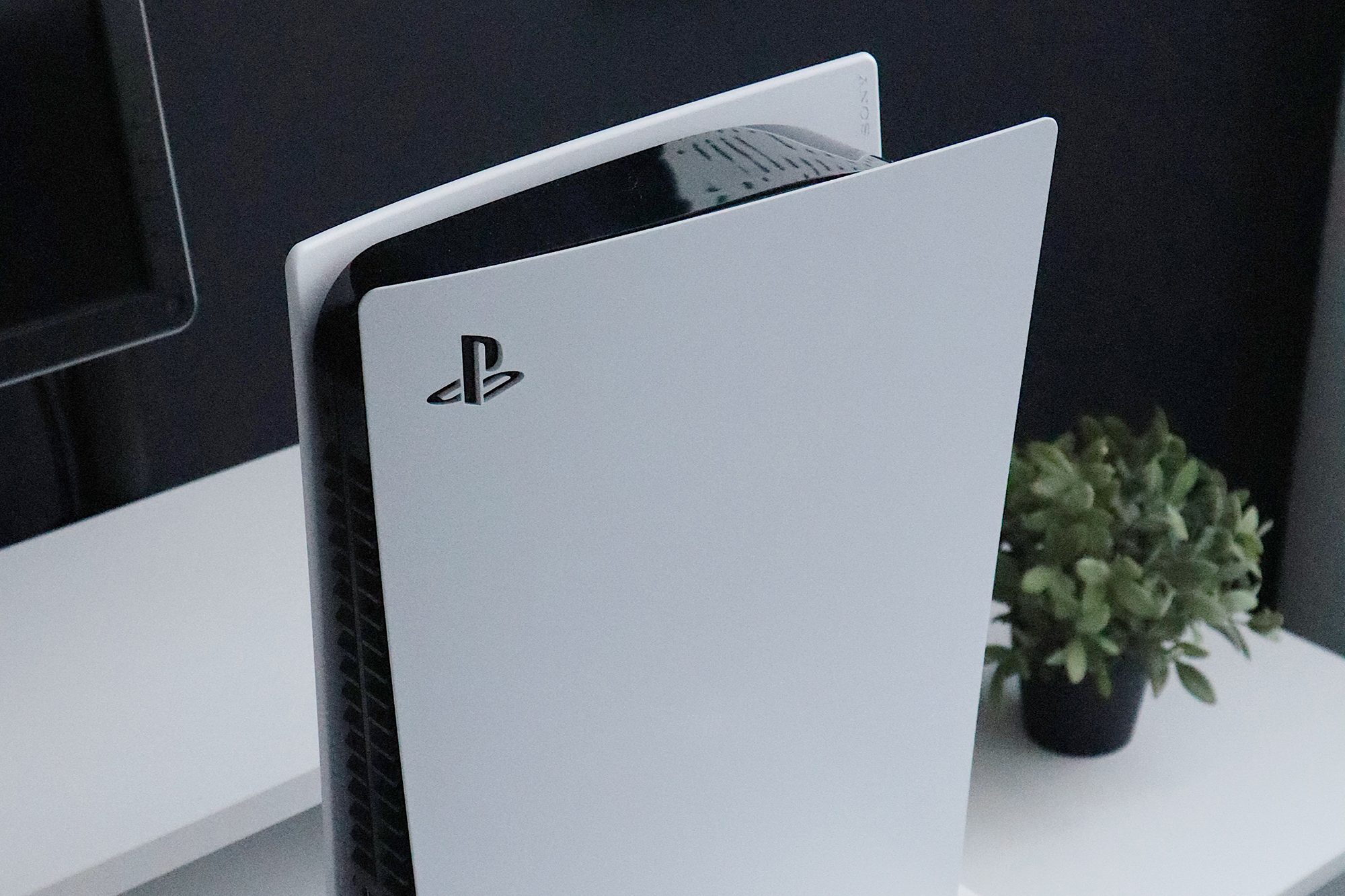 جهاز PlayStation 5 يقف عموديًا.