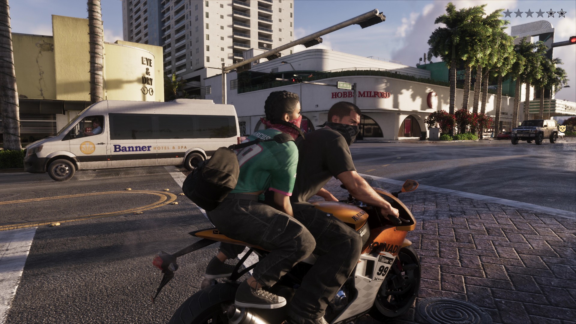 لوسيا تجلس خلف دراجة جيسون النارية وحقيبة معلقة على كتفها، من النظرة الموسعة للعبة GTA 6