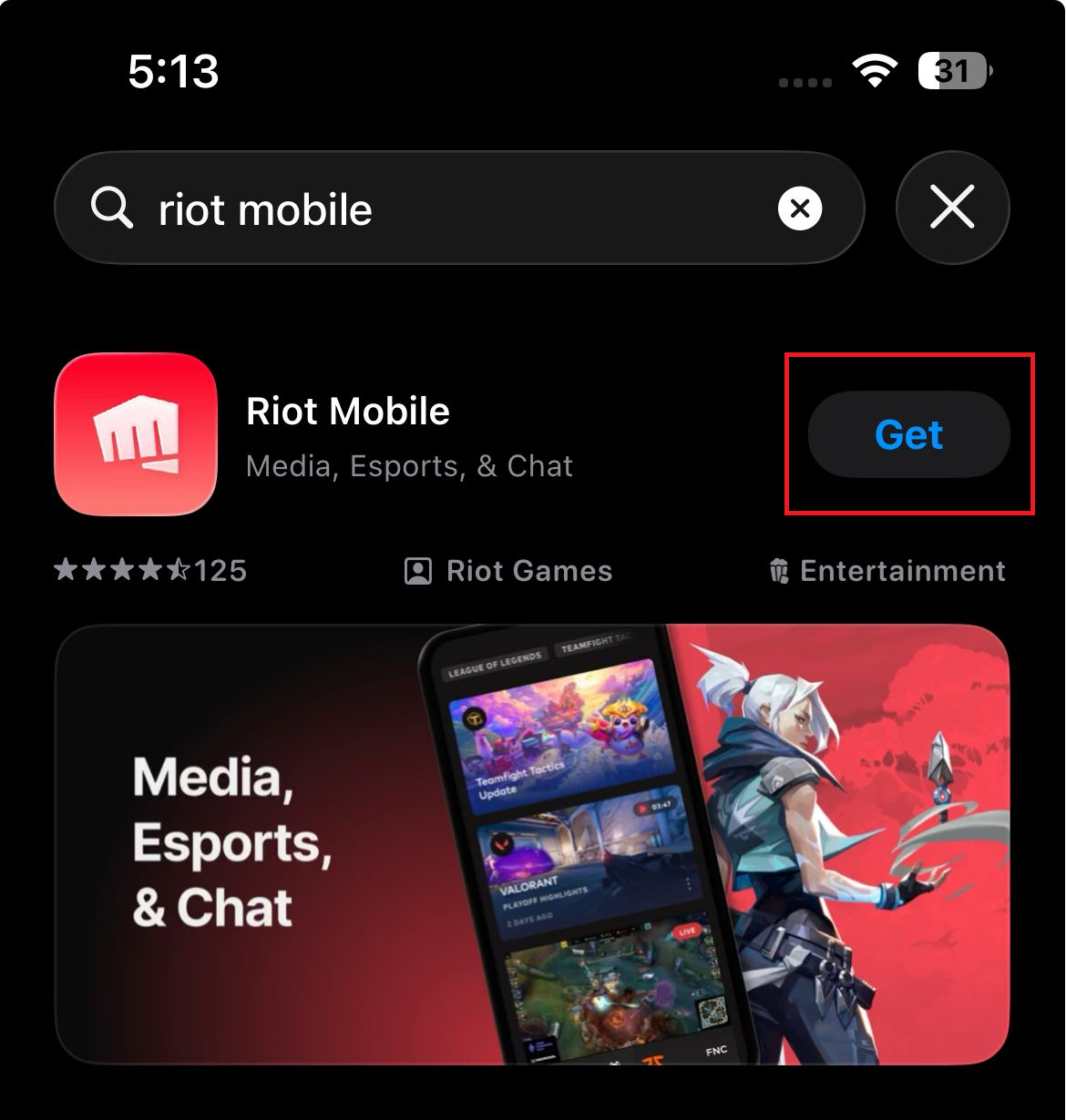 تطبيق Riot Mobile مثبت على هاتف ومسجل الدخول بنفس حساب Riot المستخدم في VALORANT.