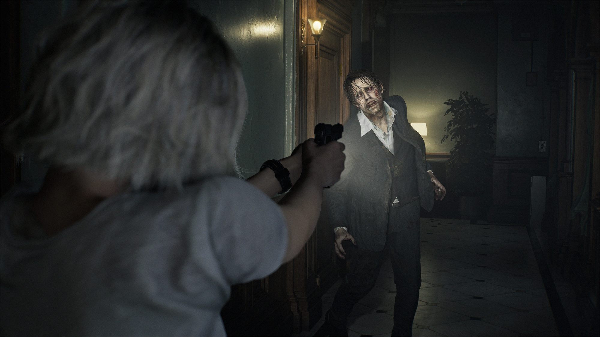 Resident Evil Requiem: جريس تصوب مسدسها نحو زومبي.