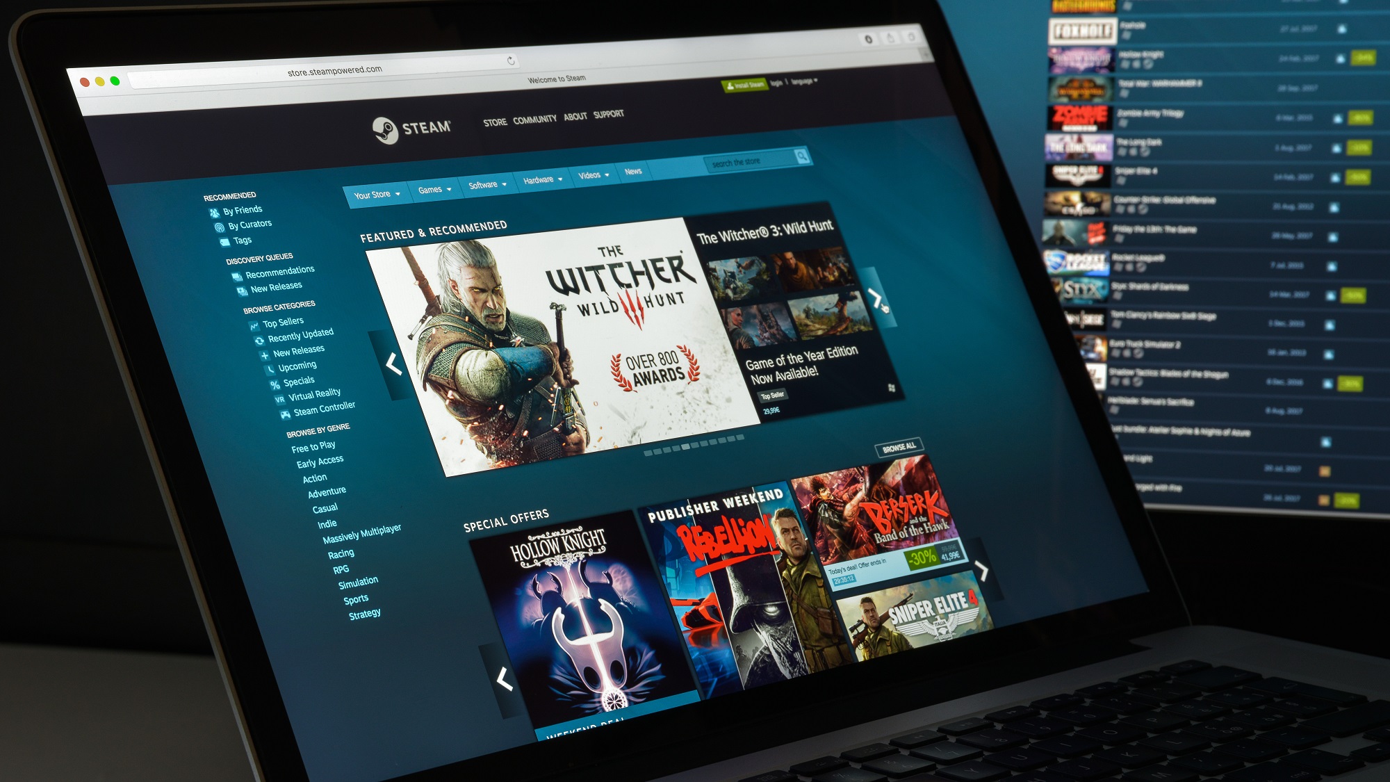 واجهة متجر Steam على شاشة حاسوب محمول.