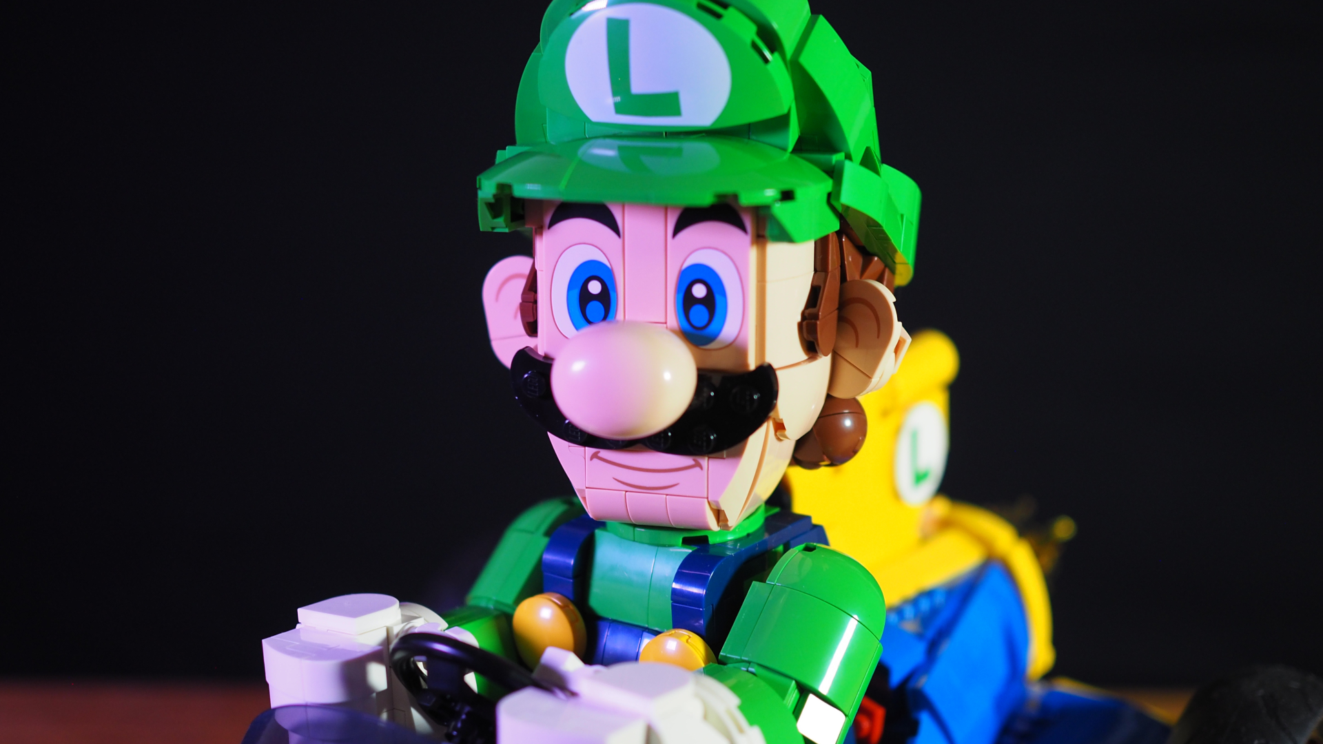 Lego Luigi على خلفية سوداء بسيطة