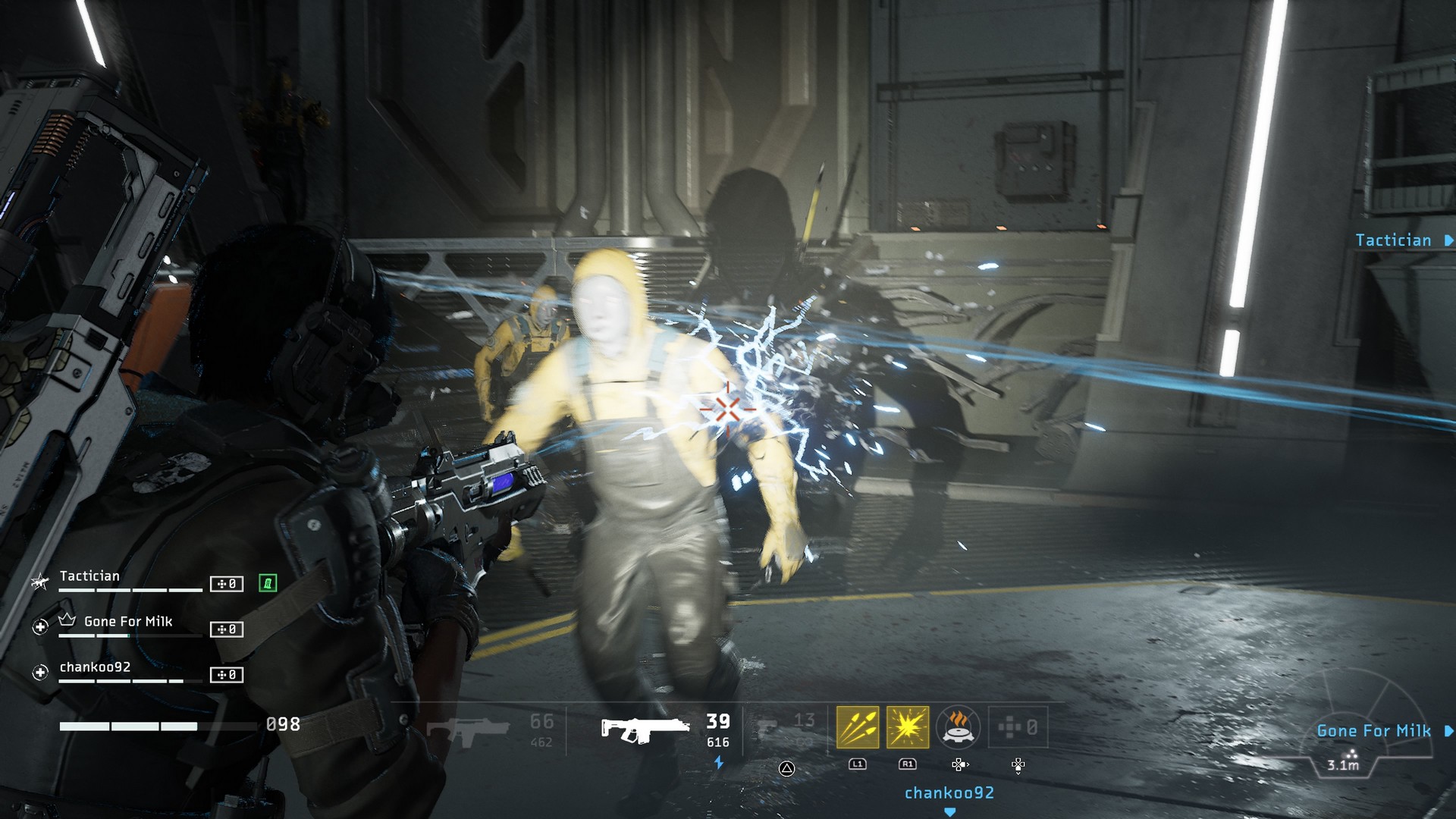 روبوت أندرويد ذو وجه أبيض يندفع نحو الفريق في Aliens: Fireteam Elite 2.