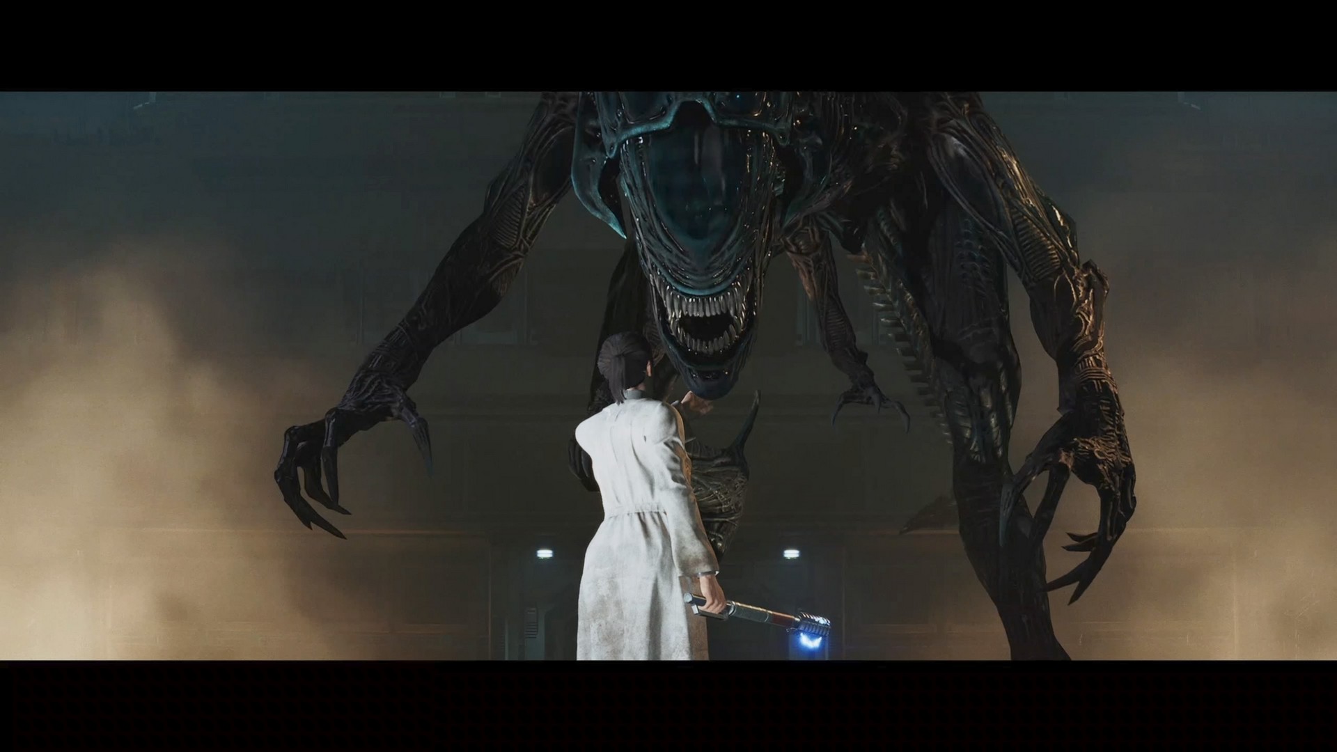 كائن Xenomorph عملاق يطل على امرأة ترتدي الأبيض في لعبة Aliens: Fireteam Elite 2