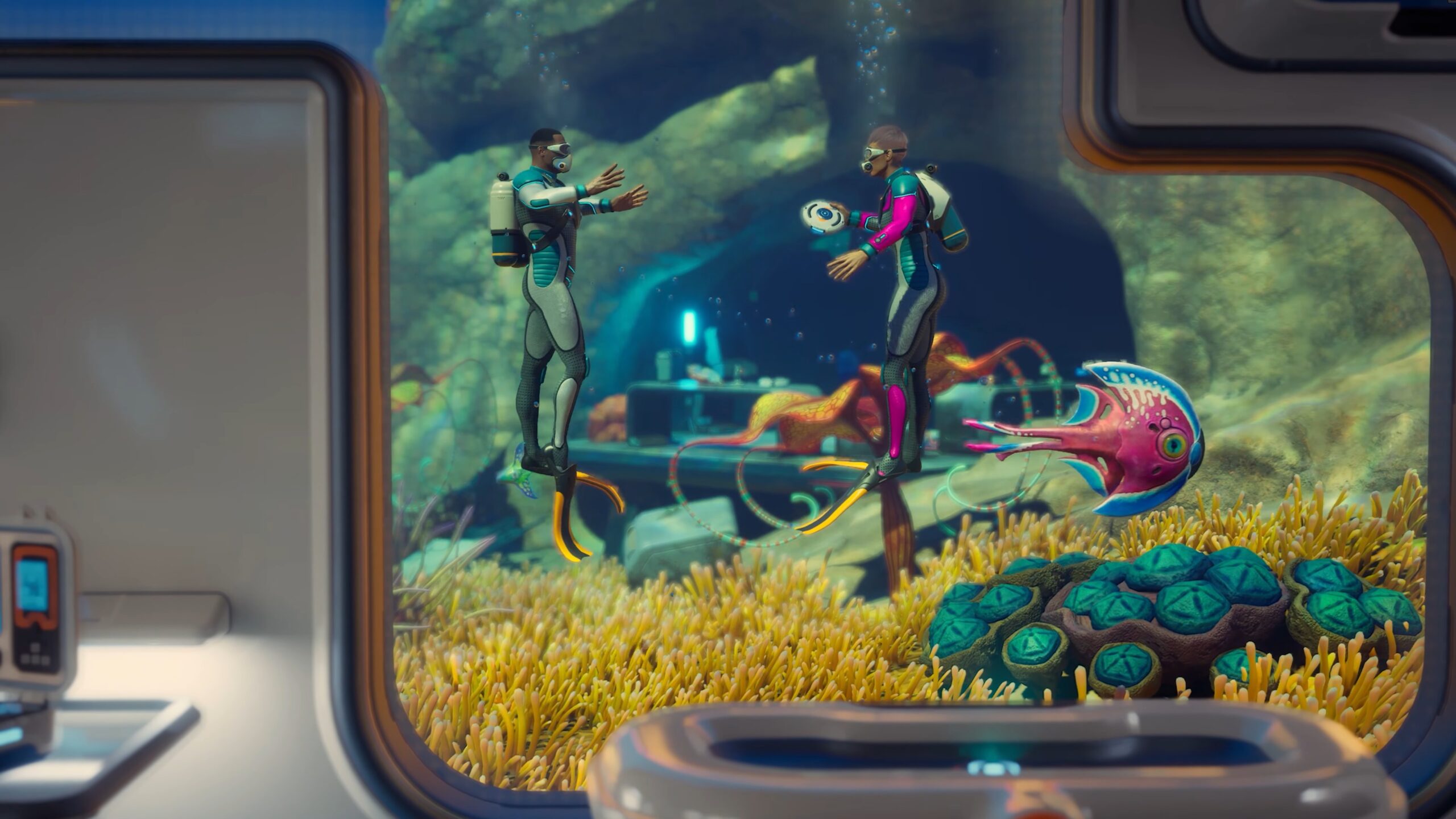 لقطة شاشة من مقطع دعائي لتحديث نظام الأصدقاء 1.2 للعبة Subnautica 2 تظهر غواصين يتحدثان مع بعضهما خارج كهف وقاعدة تحت الماء