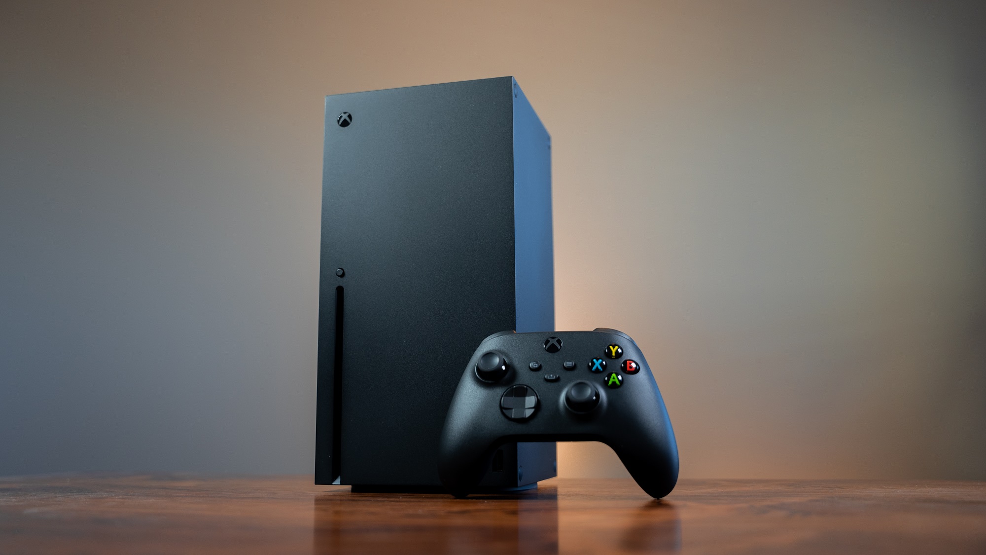 جهاز Xbox Series X على طاولة خشبية.