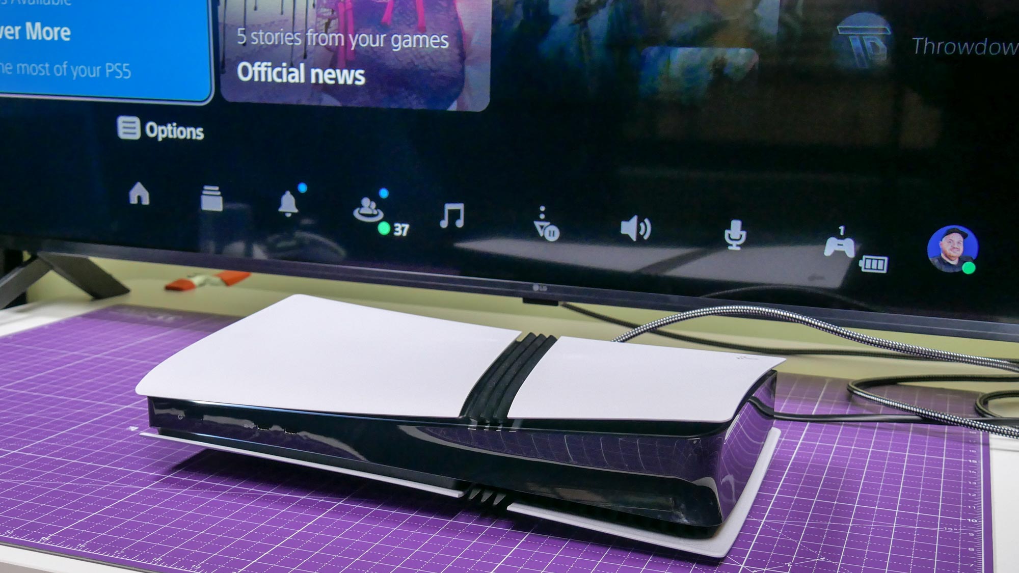 جهاز PS5 Pro موضوع أفقيًا على طاولة