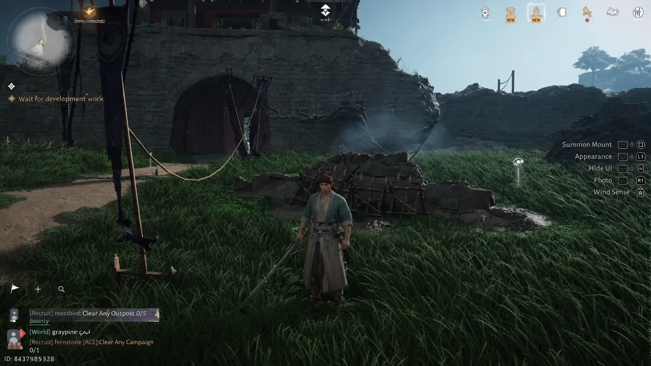 موقع أمامي عشبي في Verdant Wilds حيث ينتظر Li Yangui، مع ظهور متتبع الأهداف على الشاشة.