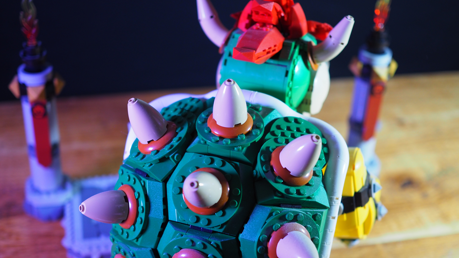 Lego The Mighty Bowser، يُرى من الخلف