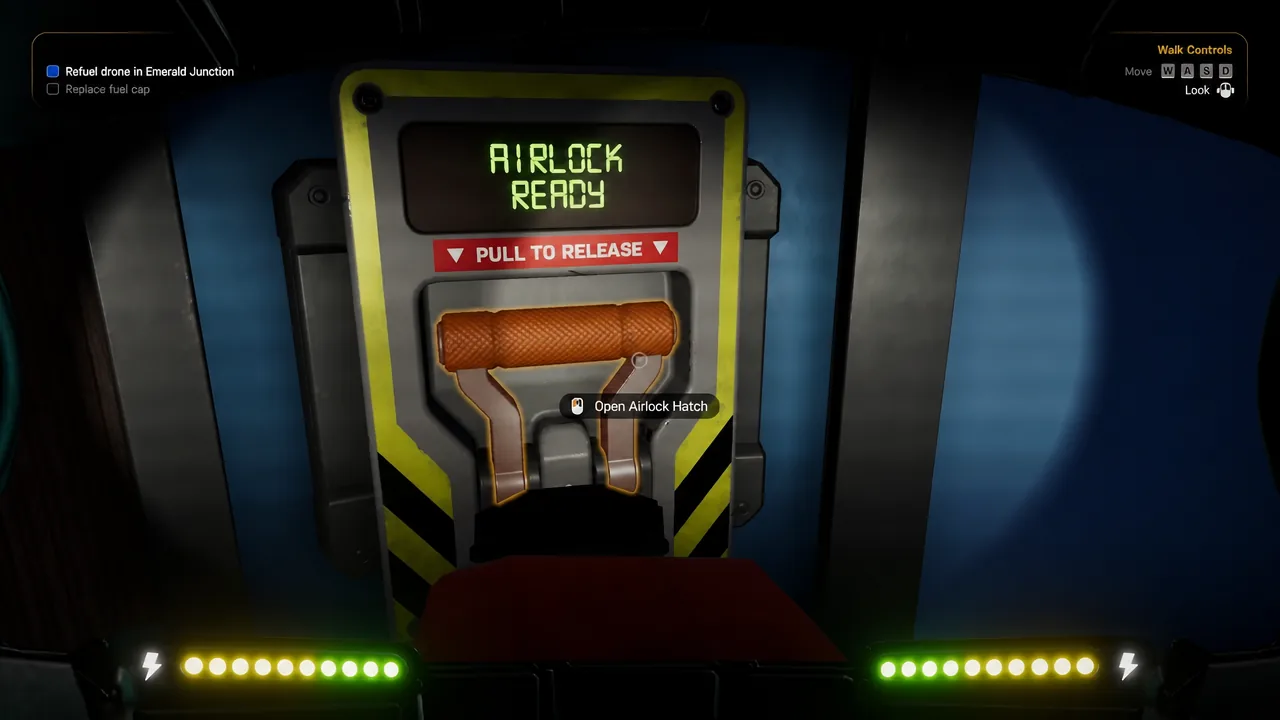 لوحة قفل الهواء تعرض "AIRLOCK READY" مع إبراز خيار "Open Airlock Hatch".
