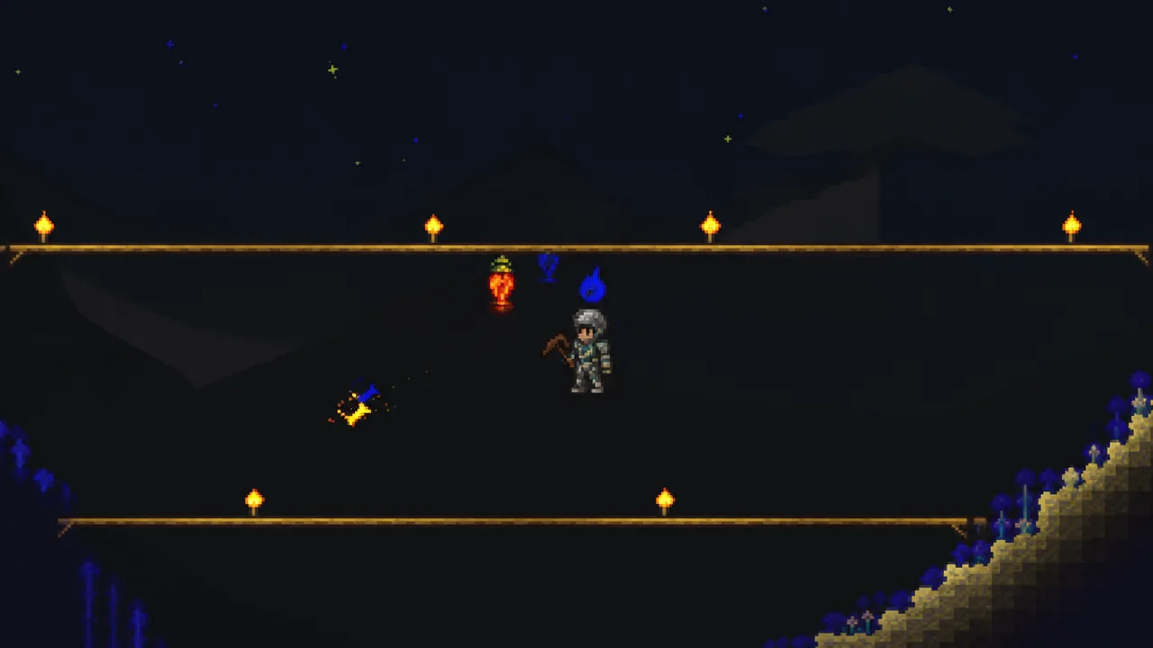 لاعب يقفز وفي يده فأس بين منصات مضاءة بالمشاعل تحت الأرض في Terraria