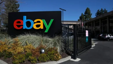 سان خوسيه، كاليفورنيا - 26 فبراير: يظهر شعار eBay على لافتة أمام مقر eBay ... المزيد في 26 فبراير 2025 في سان خوسيه، كاليفورنيا. ستعلن شركة eBay للتجارة الإلكترونية عن أرباح الربع الرابع اليوم بعد انتهاء التداول. (تصوير جاستن سوليفان/Getty Images)