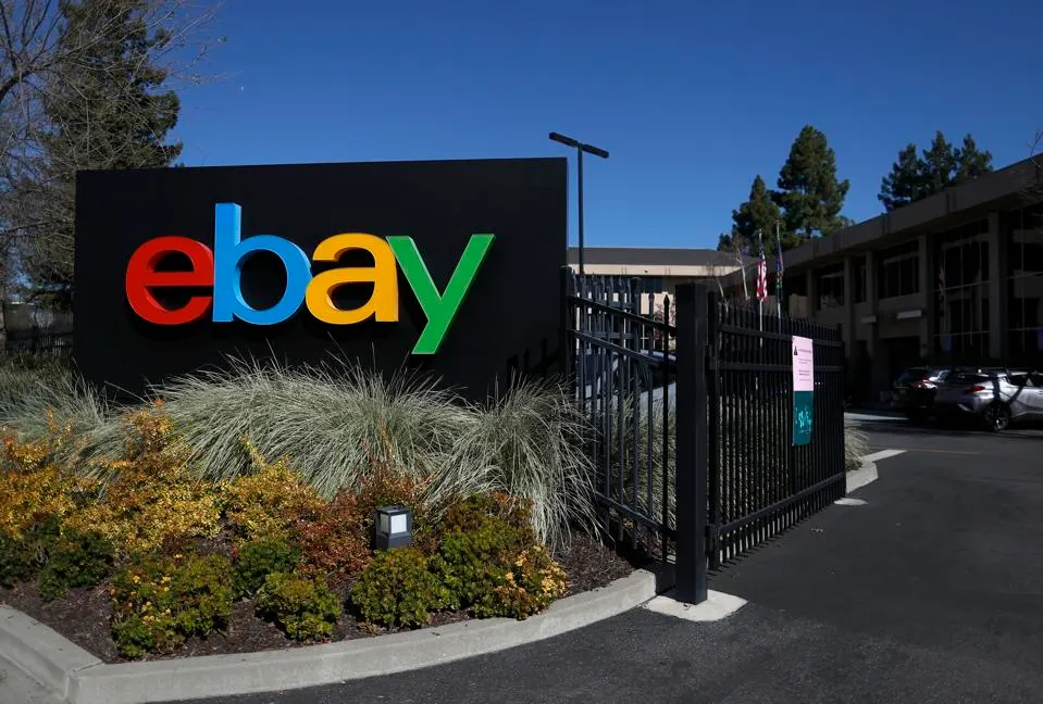 سان خوسيه، كاليفورنيا - 26 فبراير: يظهر شعار eBay على لافتة أمام مقر eBay ... المزيد في 26 فبراير 2025 في سان خوسيه، كاليفورنيا. ستعلن شركة eBay للتجارة الإلكترونية عن أرباح الربع الرابع اليوم بعد انتهاء التداول. (تصوير جاستن سوليفان/Getty Images)