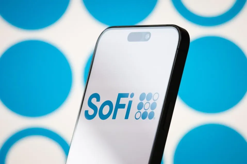 تشونغتشينغ، الصين - 23 أبريل: في هذا الرسم التوضيحي للصور، يظهر شعار شركة SoFi Technologies, Inc. ... More معروضًا على شاشة هاتف ذكي، مع العلامة التجارية الزرقاء المميزة للشركة والأيقونة الدائرية المرئية في الخلفية، في 23 أبريل 2025، في تشونغتشينغ، الصين. SoFi هي شركة تمويل شخصي عبر الإنترنت مقرها الولايات المتحدة تقدم خدمات مثل قروض الطلاب والقروض الشخصية والاستثمار والخدمات المصرفية وتتبع درجة الائتمان والتخطيط المالي. (صورة توضيحية لـ Cheng Xin/Getty Images)