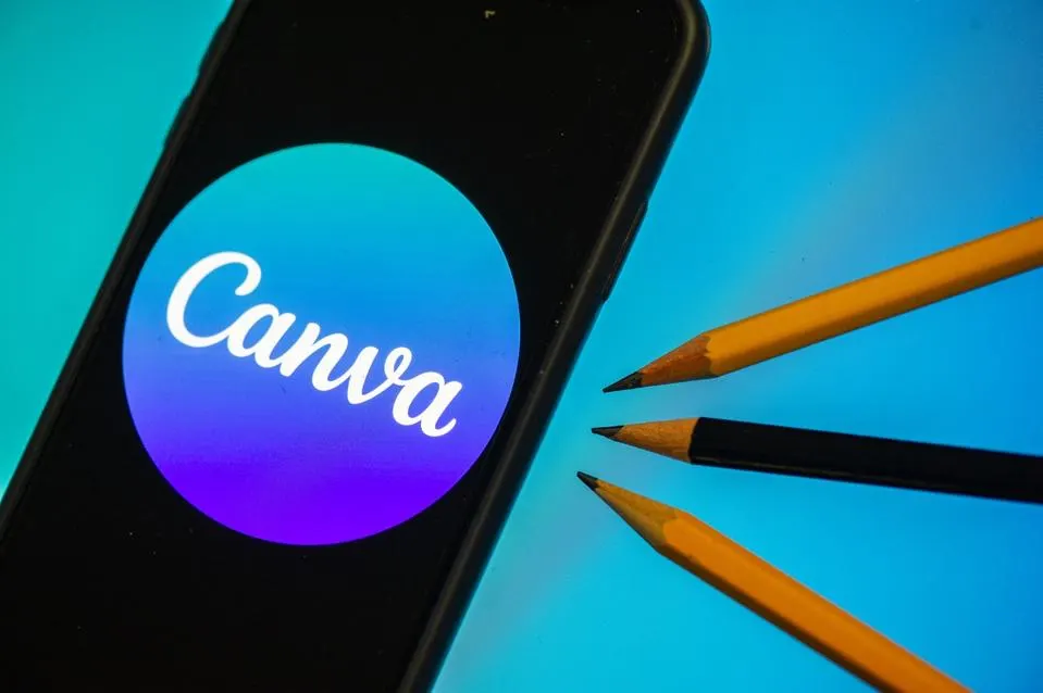 تستفيد أدوات مثل Canva من الذكاء الاصطناعي لإعادة تعريف قدرات سير العمل المرئية.
