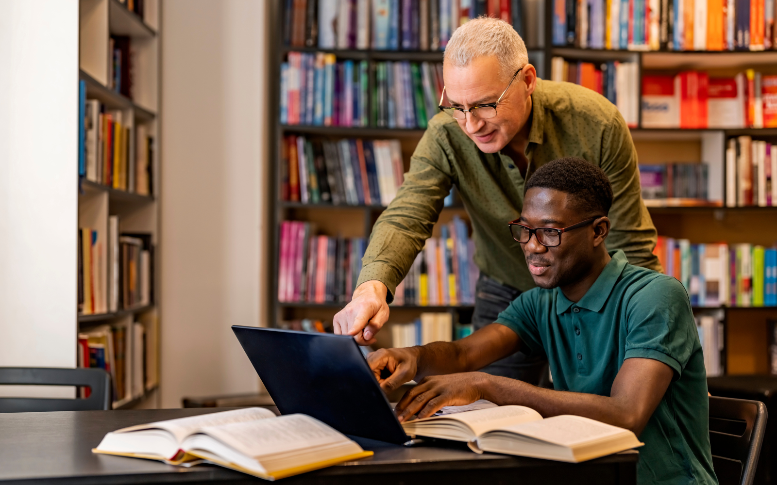 كيف تبدأ شركة نشر ناجحة في عام 2025: دليل مُفصَّل في 9 خطوات عملية وسهلة التنفيذ