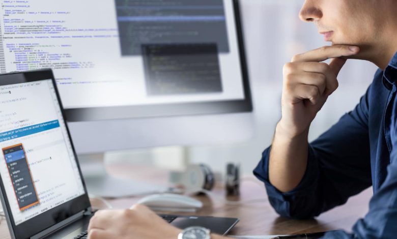 AIエージェントの作成、プログラミング、モニター、ラップトップ