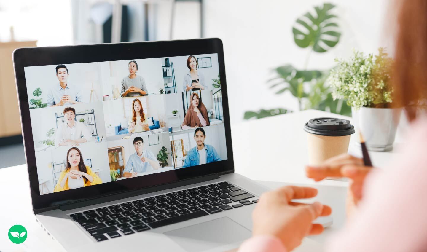 Una persona che partecipa a una sessione di gruppo virtuale tramite un computer portatile, magari per un corso di formazione online o per l'iscrizione a un programma di abbonamento.