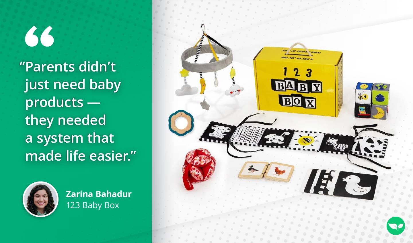 Una scatola gialla del marchio 123 Baby Box è esposta accanto a una selezione di articoli essenziali per neonati, tra cui giocattoli sensoriali, libri e un giocattolo da appendere, con una citazione di Zarina Bahadur.