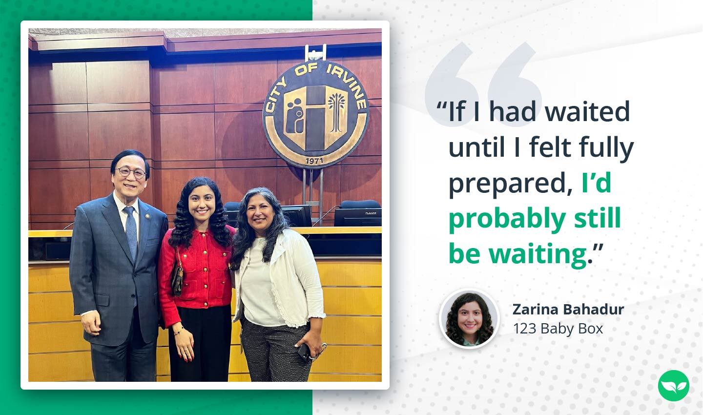 Zarina Bahadur è ritratta nel municipio di Irvine insieme ai funzionari comunali, sorridente in segno di riconoscimento per i suoi successi pionieristici.
