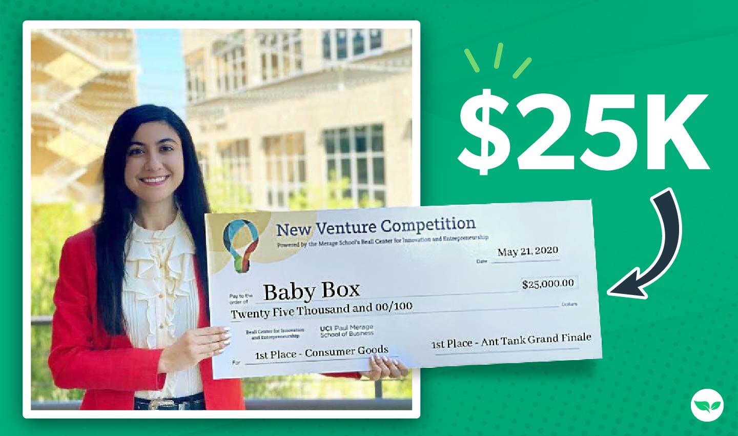 Zarina Bahadur sorride all'aperto, stringendo tra le mani un assegno di 25,000 dollari per aver vinto il primo premio al concorso New Ventures.