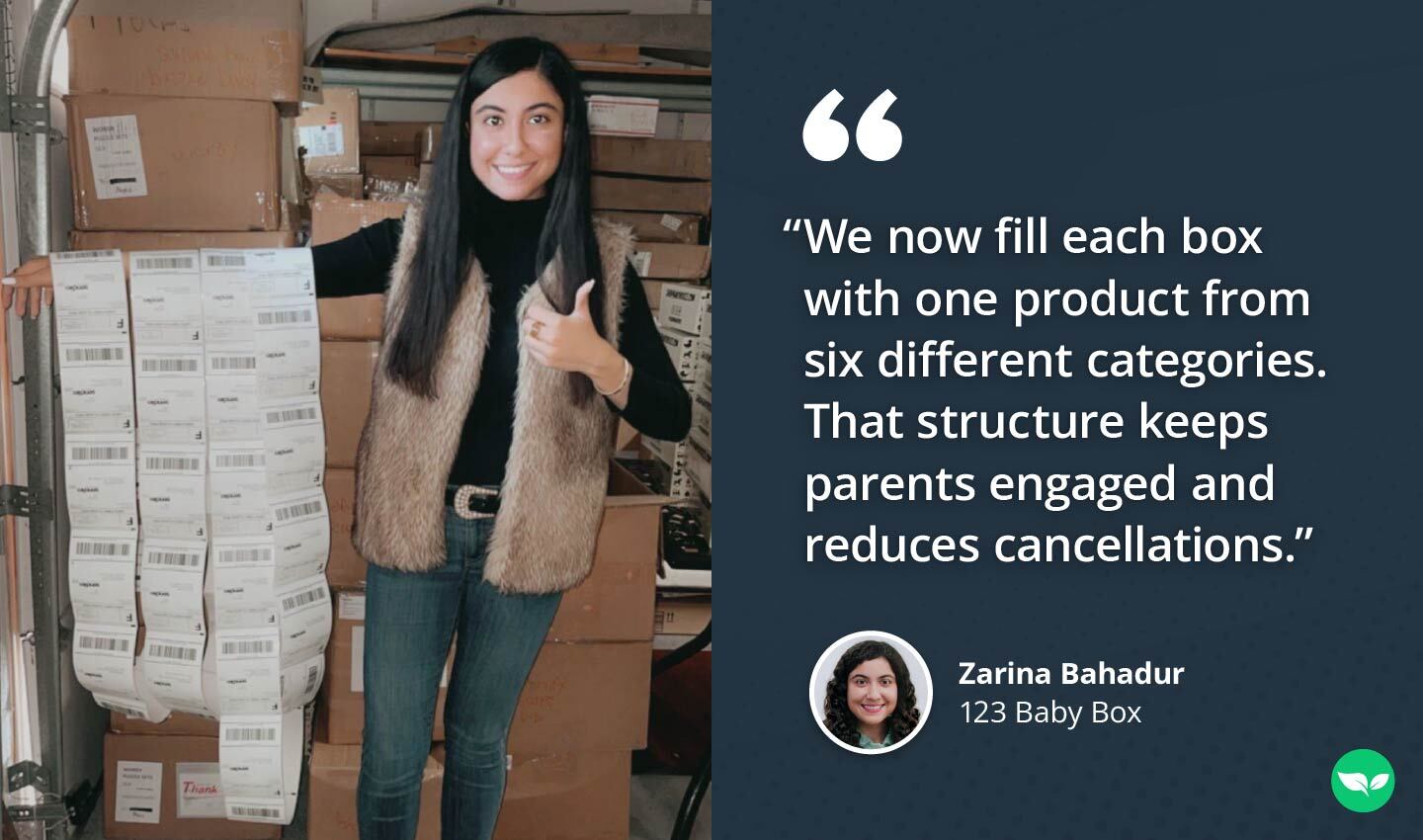 Zarina Bahadur si trova in un magazzino, sorridente mentre mostra un lungo foglio di etichette di spedizione, con delle scatole impilate alle sue spalle.