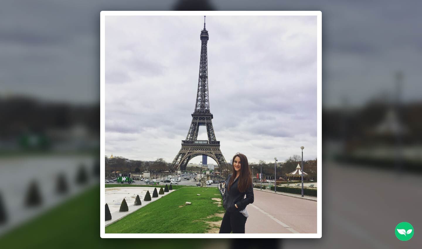 Nella prima foto pubblicata sul profilo Instagram del suo blog di viaggi, Madison Kriegbaum posa davanti alla Torre Eiffel a Parigi.
