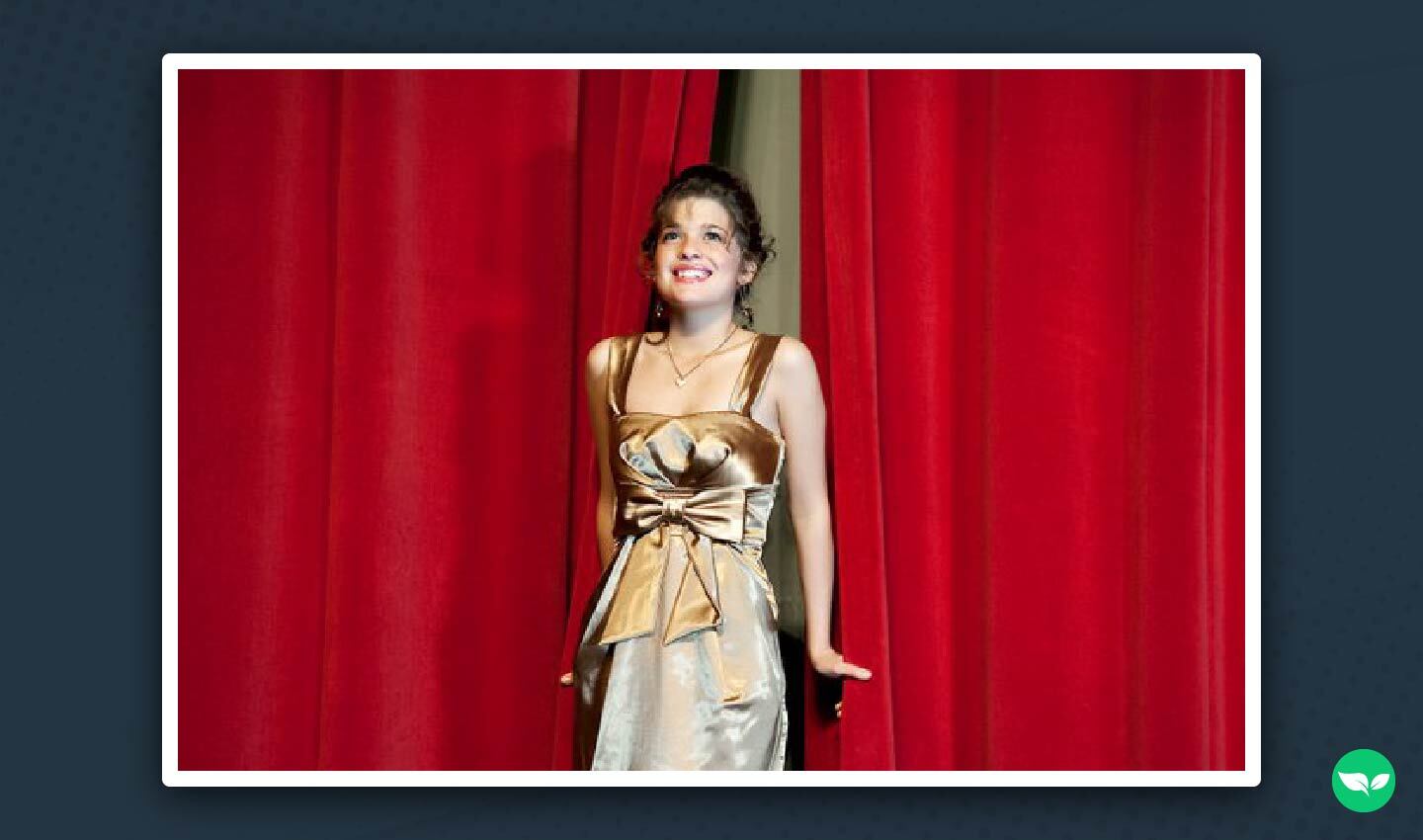 Nicole Magelsen nei panni di una giovane studentessa in una produzione teatrale.