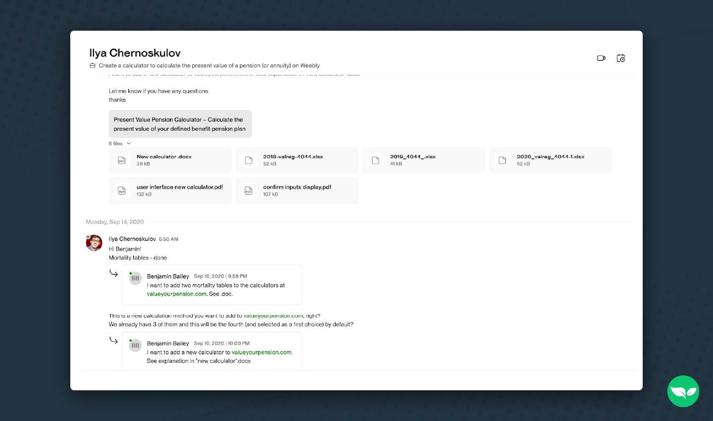Uno screenshot della conversazione e dello scambio di file tra Benjamin Bailey e il suo sviluppatore freelance su Upwork.