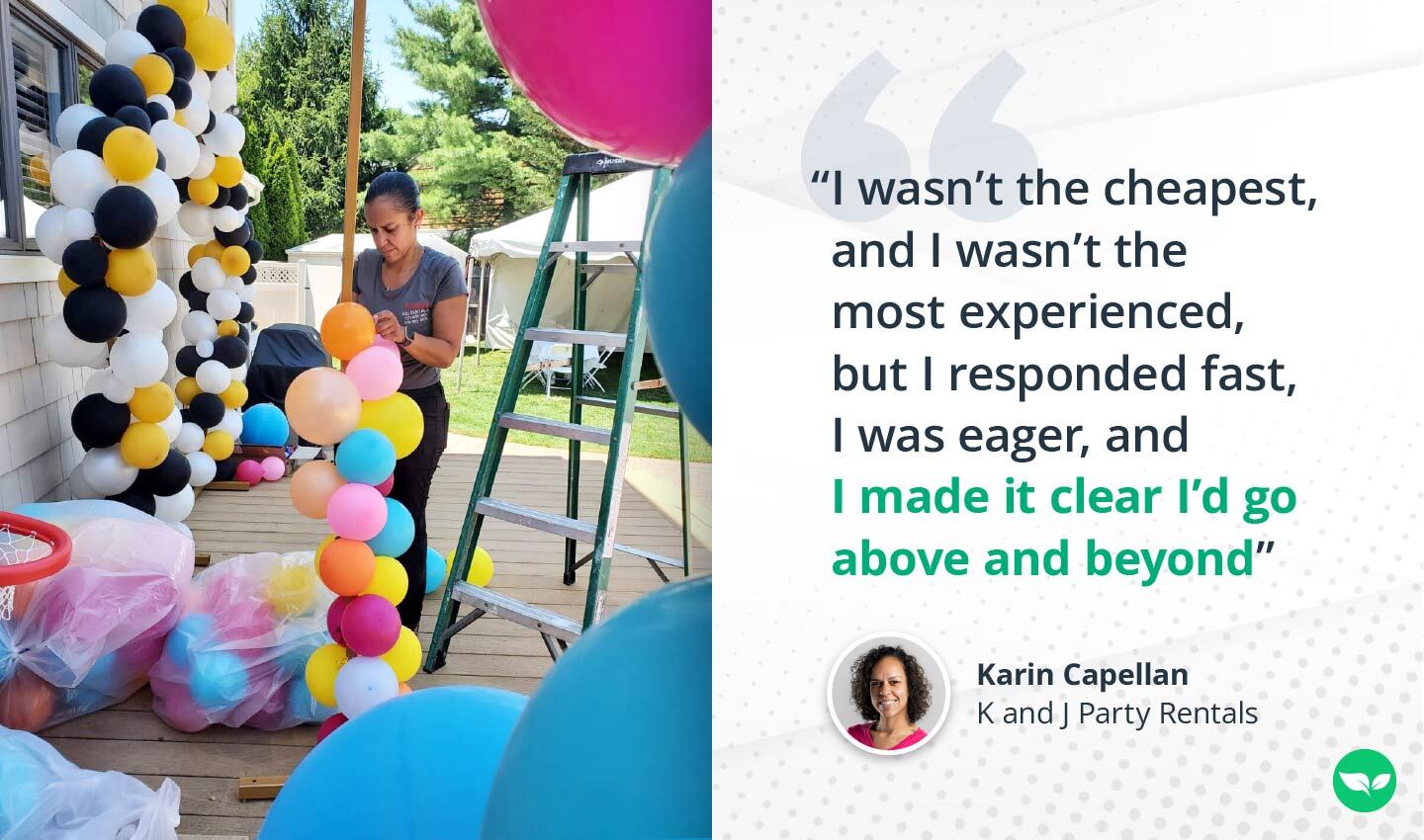 Karen Kaplan assembla con cura una colorata composizione di palloncini all'aperto, con un arco di palloncini neri, gialli e bianchi sullo sfondo.