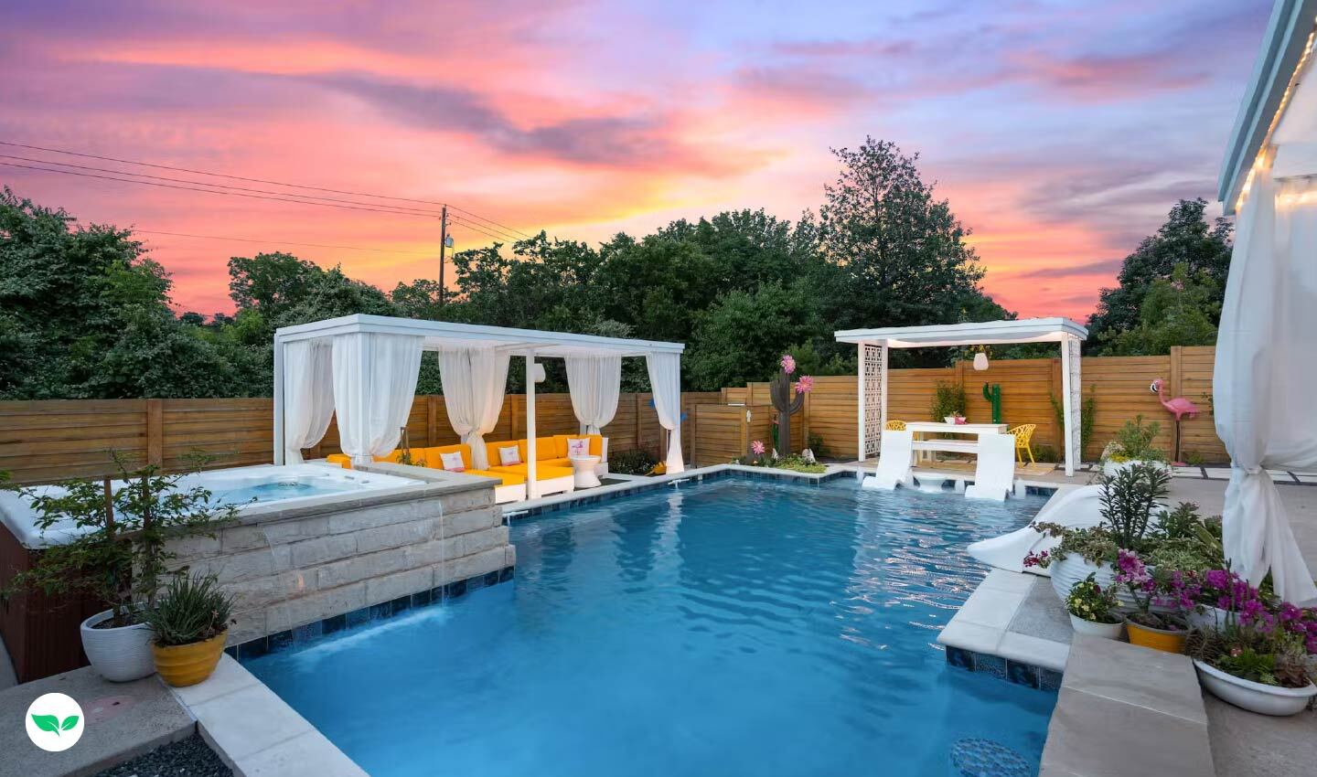 La vista del tramonto dalla cabana e la zona lounge rinnovata del The 6612, con comode sedute, decorazioni colorate e un'atmosfera da giardino privato.