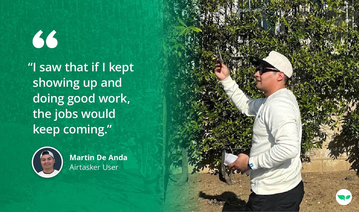Martin de Anda è al lavoro, all'esterno con un volantino in mano, pronto a distribuirlo.