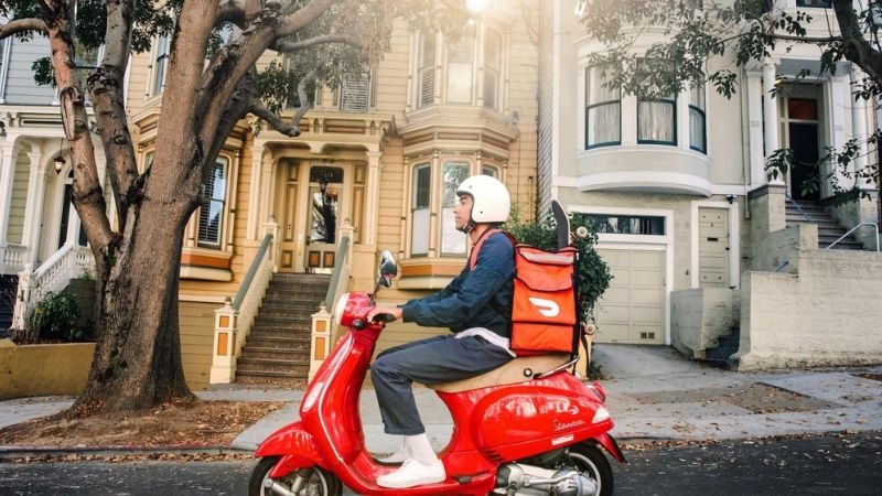 توصيل DoorDash على دراجة فيسبا
