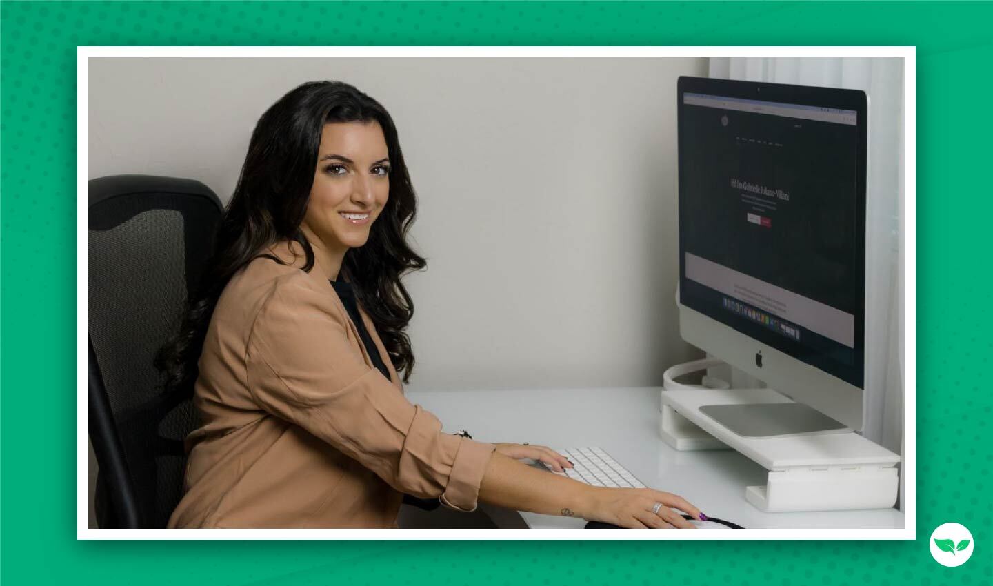 Gabrielle Giuliano-Vellani è al computer a progettare modelli che vende su Etsy.