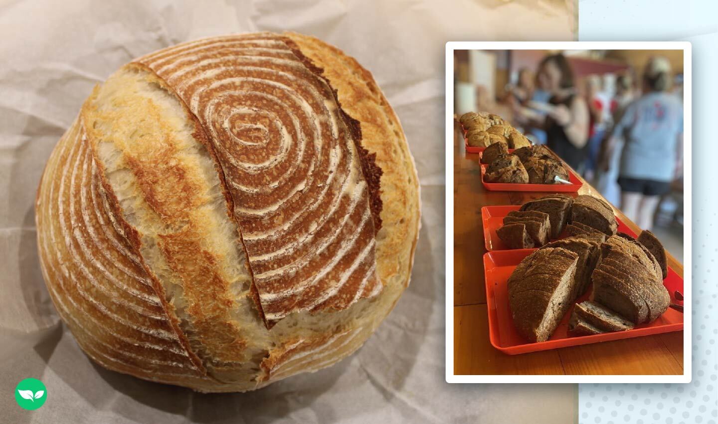 Pane fresco a lievitazione naturale con crosta a spirale, accompagnato da vassoi di pane a fette pronto per essere assaggiato dagli ospiti.