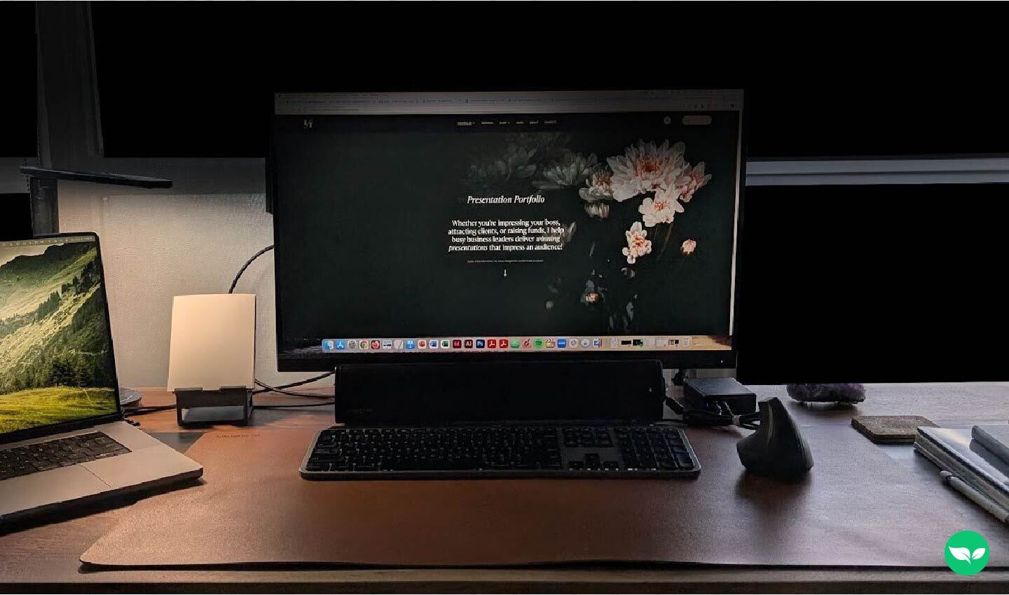 Lo spazio di lavoro di Linda Tran, che mostra una configurazione a due schermi con il suo portfolio di presentazioni visualizzato su uno schermo e un design d'ufficio pulito e minimalista.