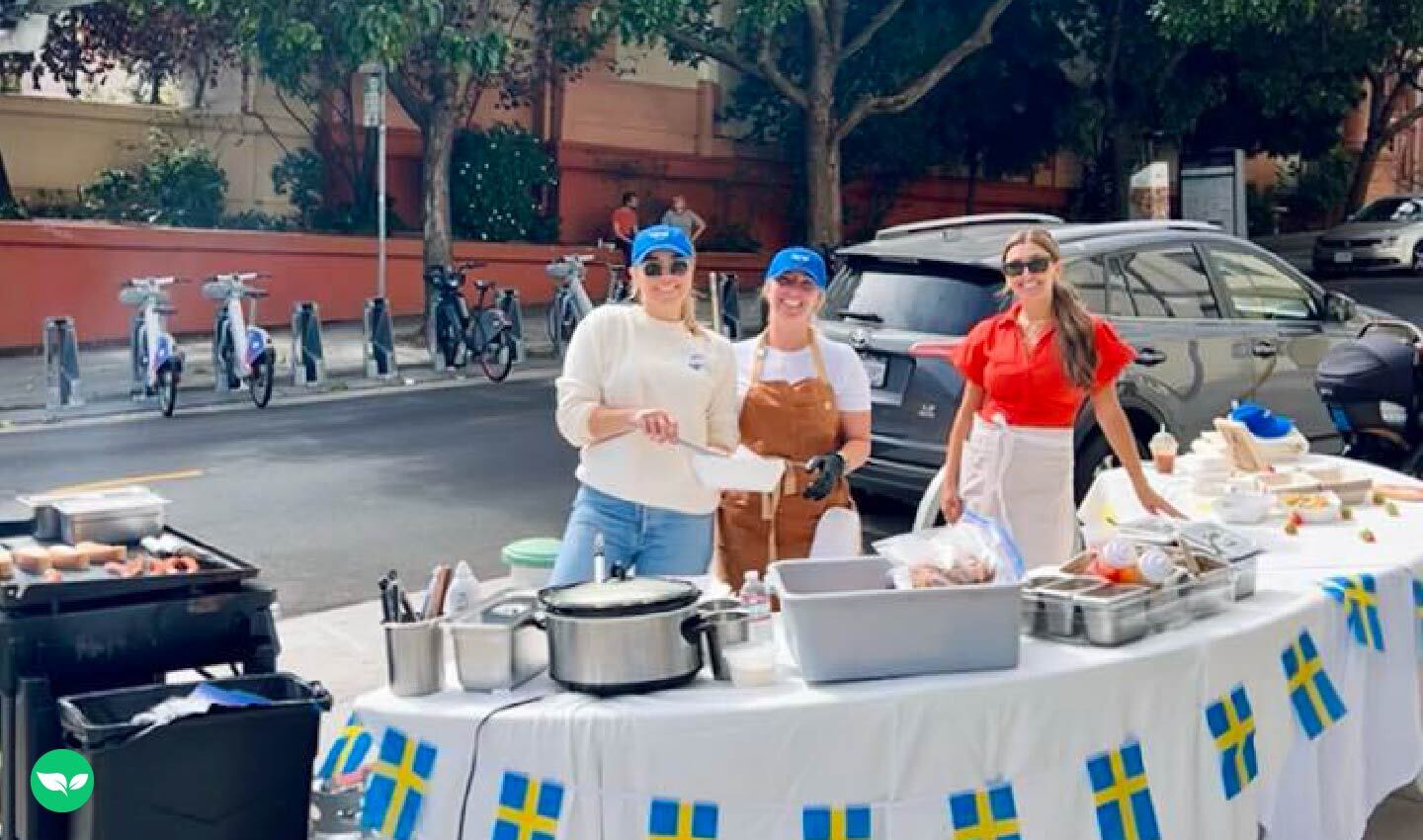 Amelia y su equipo son los responsables de la creación de su primer proyecto urbano temporal, que incluye una mesa decorada con la bandera sueca y un puesto de perritos calientes.