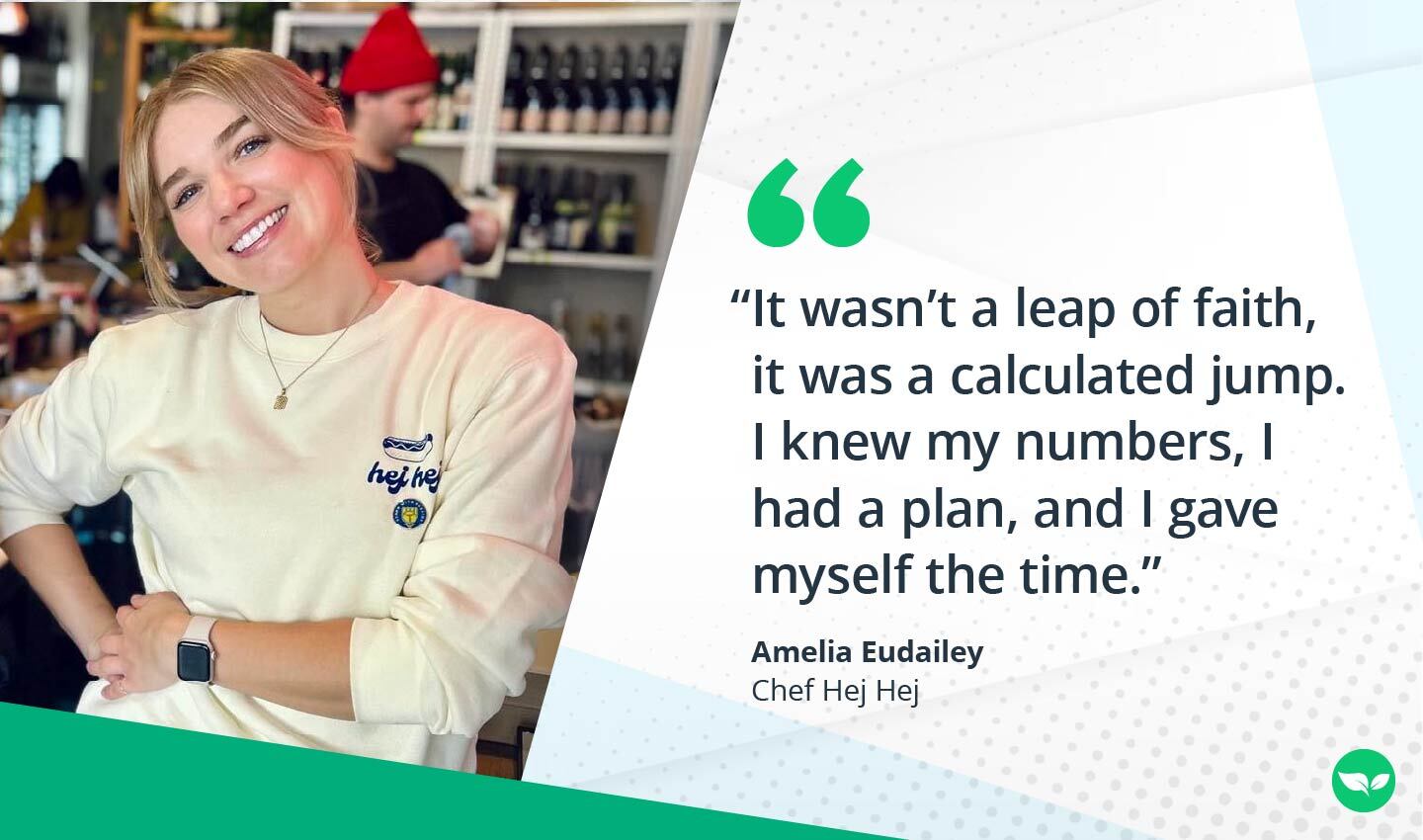 Amelia Udaily, que lleva una chaqueta con el logo de Chef Hej Hej, sonríe detrás del mostrador y comparte una cita sobre su plan para pasar del sector tecnológico al emprendimiento gastronómico.