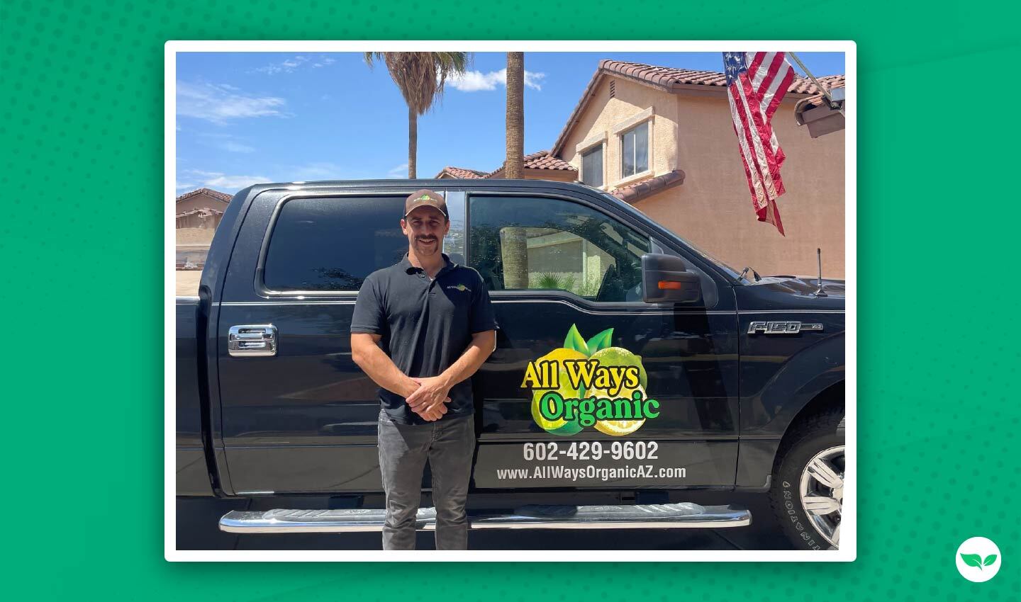 Kyle Strood posa davanti al suo camion nero della All Ways Organic a Phoenix, in Arizona.
