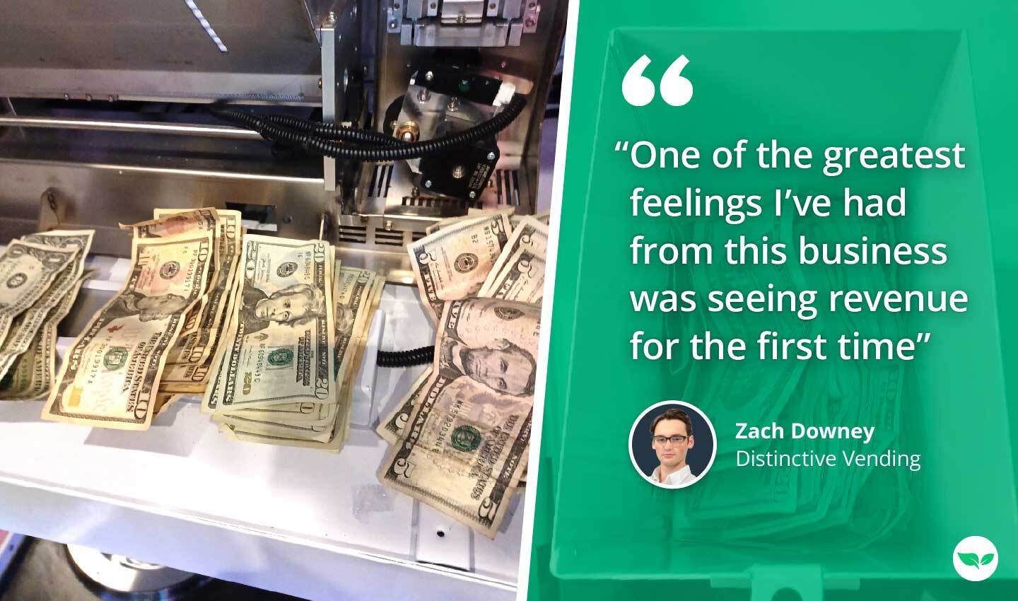 Zach recoge el dinero de sus máquinas expendedoras.