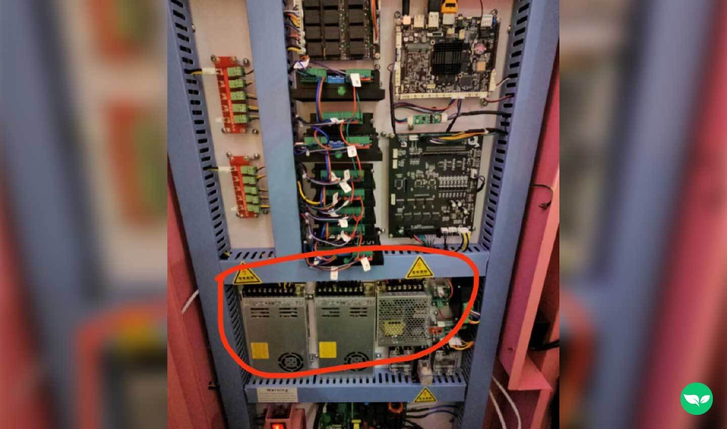 Solución de problemas y reparación de componentes internos de una máquina de algodón de azúcar.