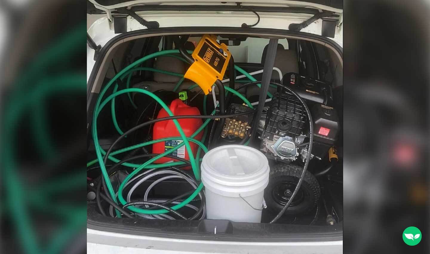 En la parte trasera del coche de Zach hay un equipo de lavado a presión que data de sus primeros emprendimientos empresariales.