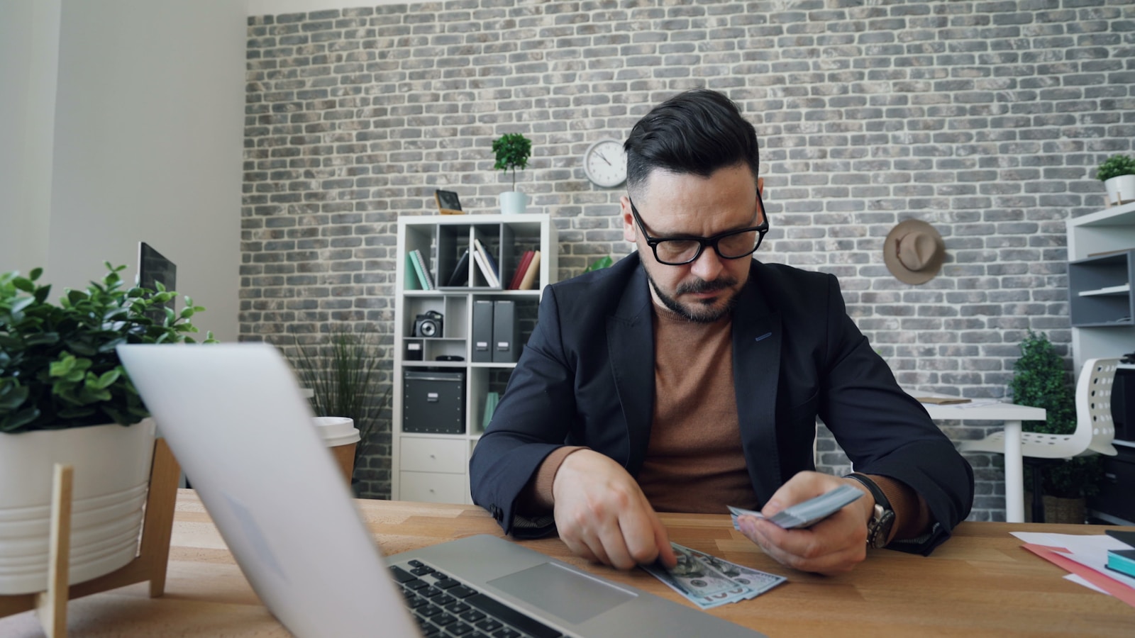 دليل الشخص المقتصد والمدبر: كيفية تمويل أضخم استثمارات الحياة وأهدافها المالية الكبرى