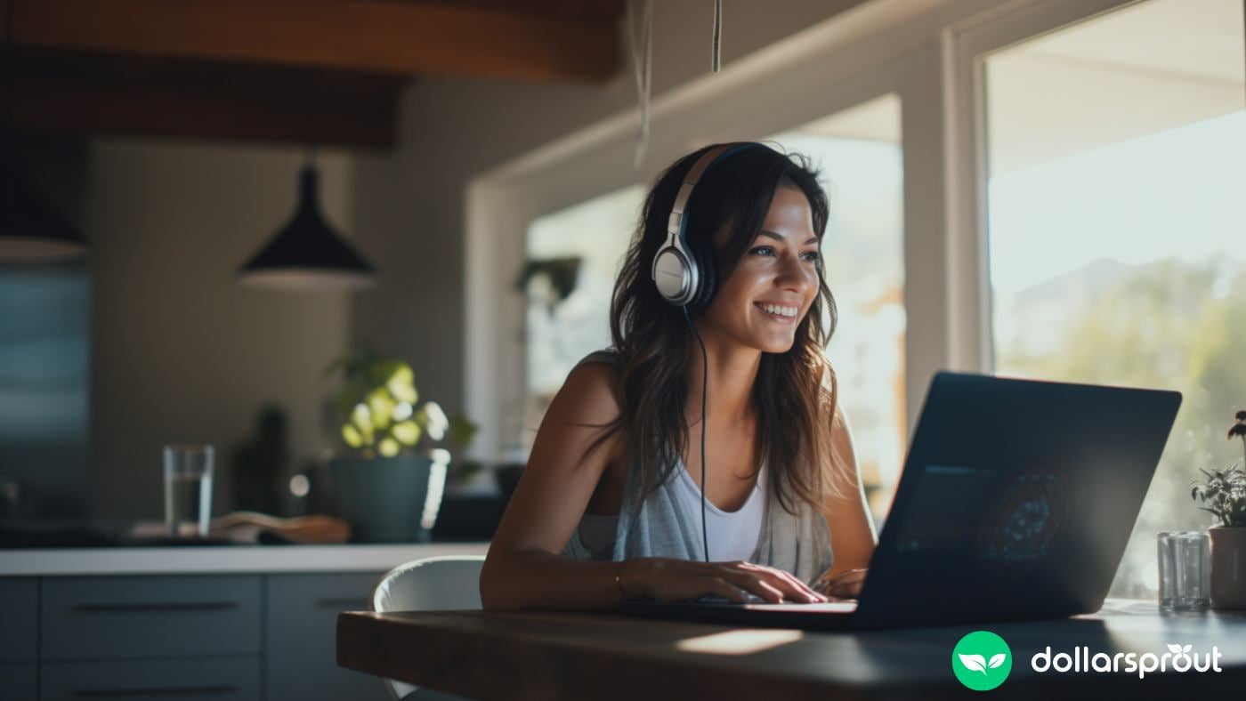 شابة واثقة تعمل من المنزل كمساعدة افتراضية.