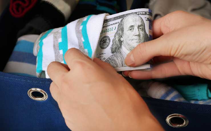 25 فكرة مبتكرة لإخفاء أموالك بأمان في أرجاء منزلك