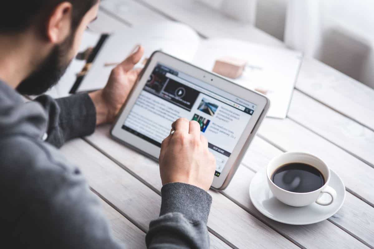 كيفية جني الأرباح كمدير لوسائل التواصل الاجتماعي: دليلك الكامل